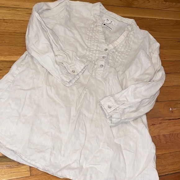 Malvin Tops - Malvin linen top size M oatmeal colored gently used 3/3 sleeve length.